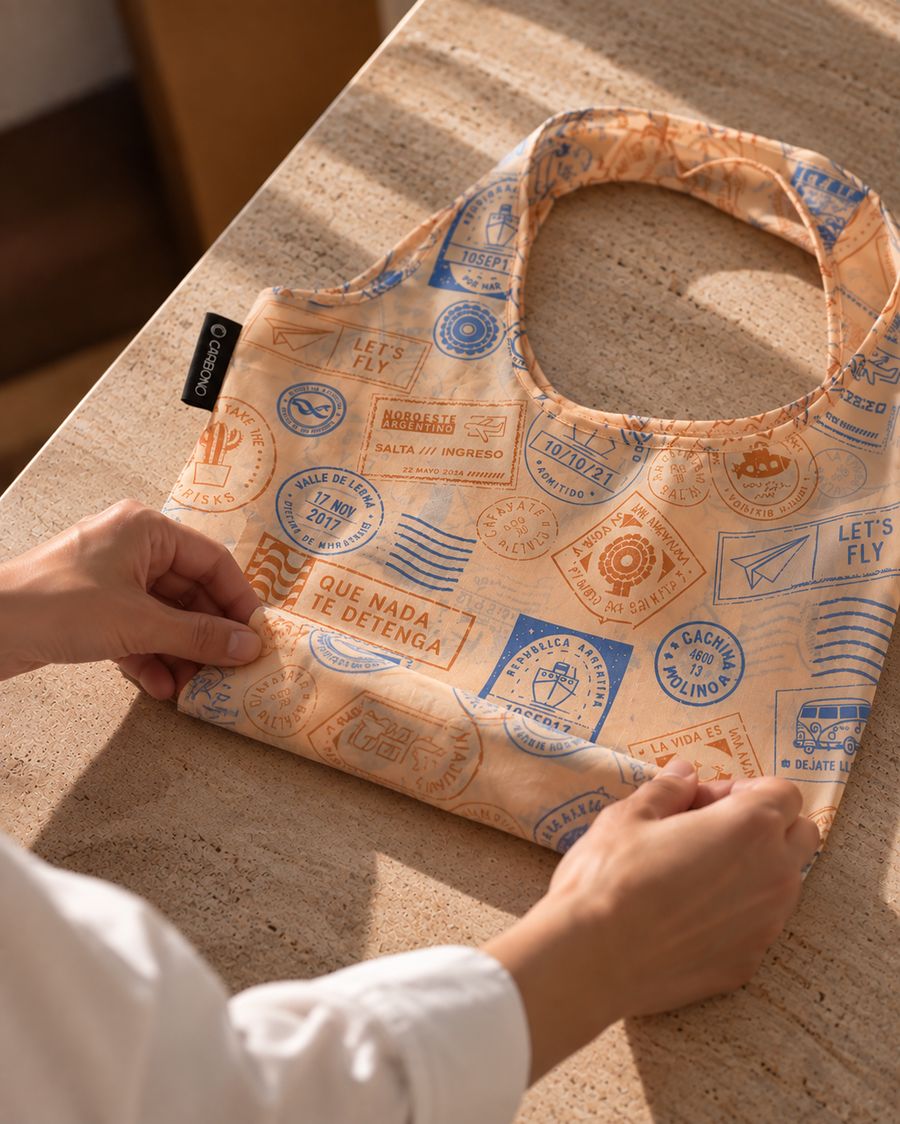 Manos plegando la bolsa sobre una mesa