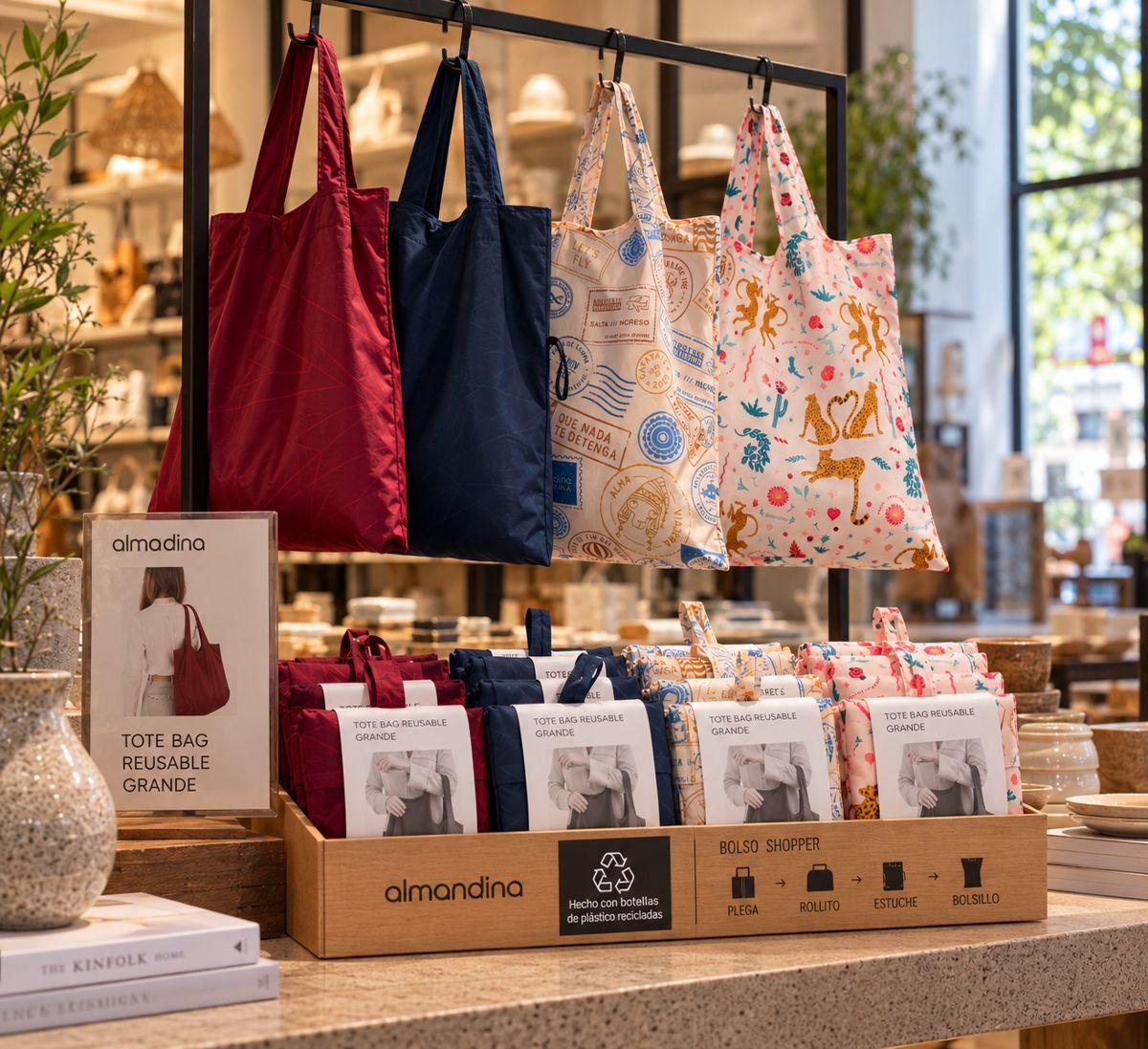 Exhibidor con bolsas de diseño colgadas y plegadas en una tienda